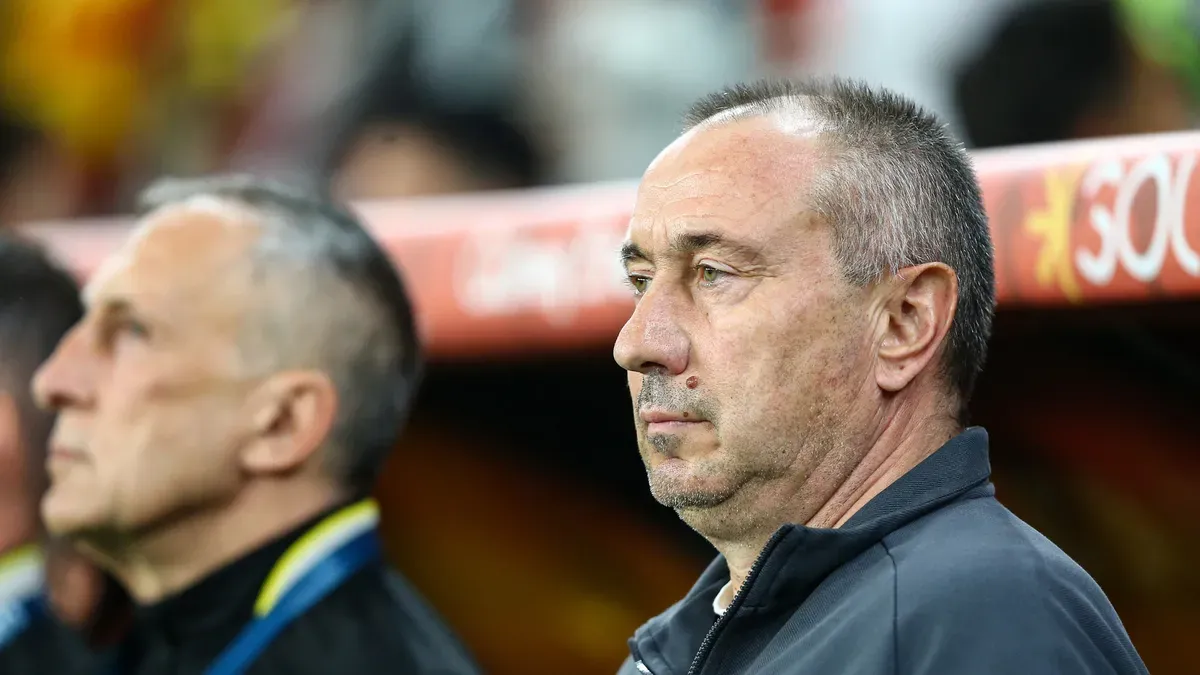 Stanimir Stoilov basın toplantısında konuşuyor, arka planda Göztepe forması