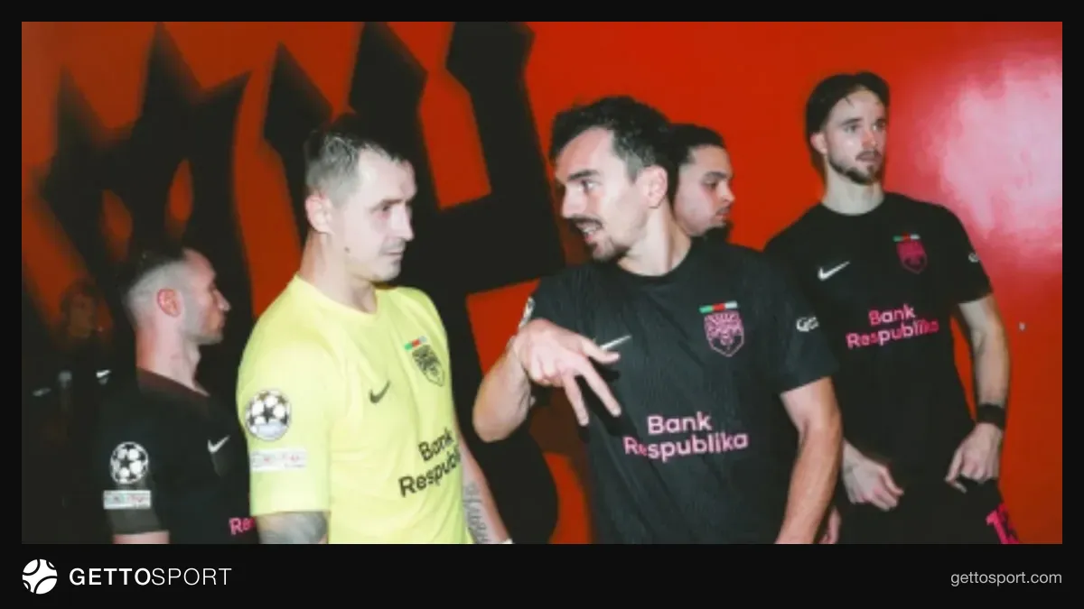 Stas Pokatilov qapıda qolun qarşısını alarkən