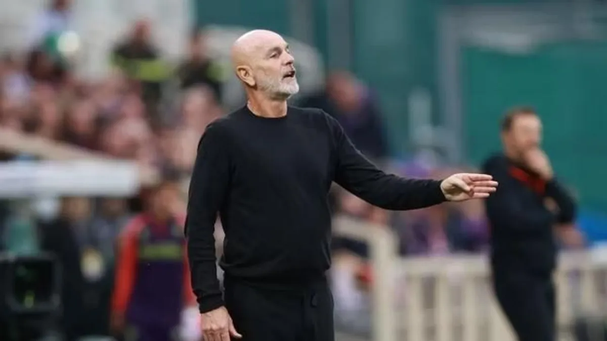 Stefano Pioli mikrofon qarşısında müsahibədə