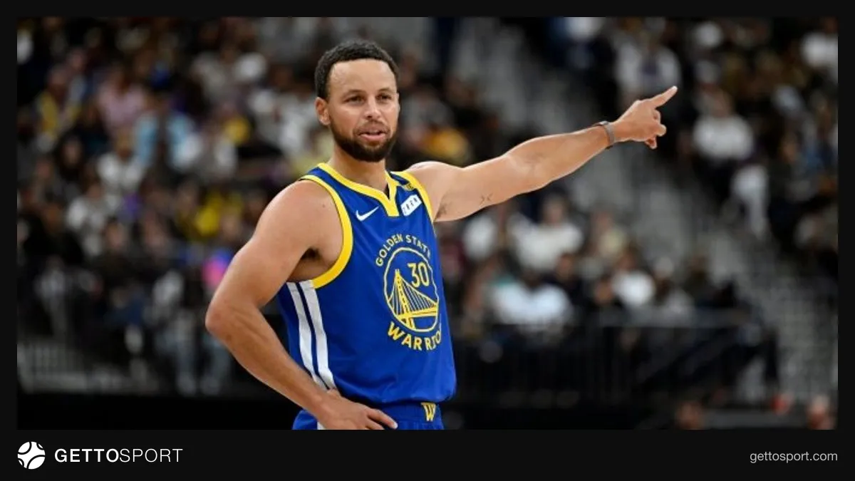 Stephen Curry antrenmanda ayağını tutarken, yanındaki sağlık ve takım görevlileri