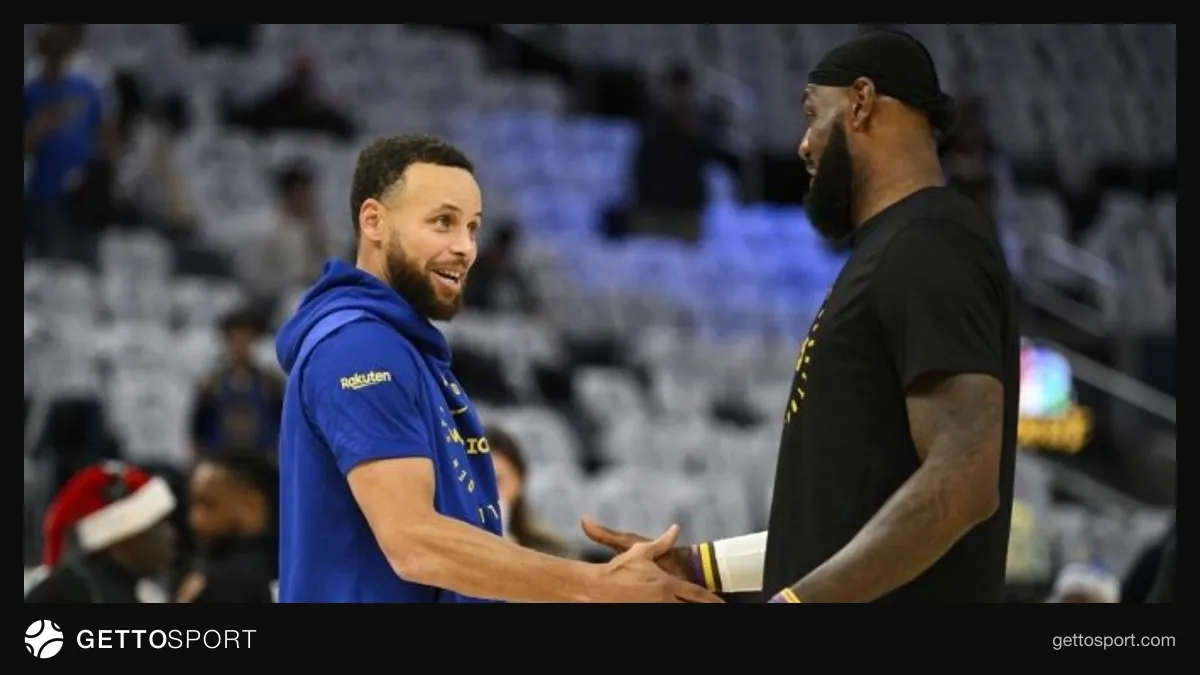 Stephen Curry röportaj verirken, arka planda NBA logosu