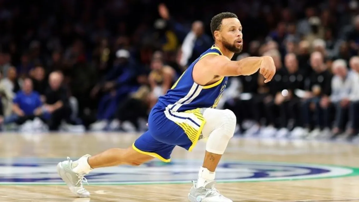Stephen Curry maç sırasında takım arkadaşlarıyla konuşurken