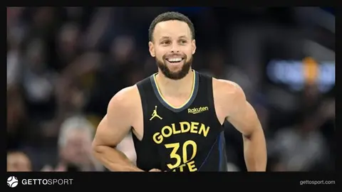 Stephen Curry imza atarken ve konuşma yaparken görüntüsü