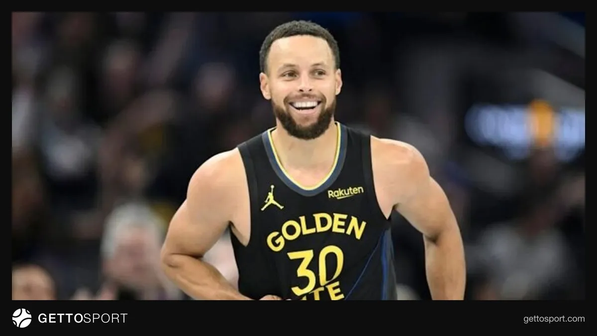 Stephen Curry imza atarken ve konuşma yaparken görüntüsü