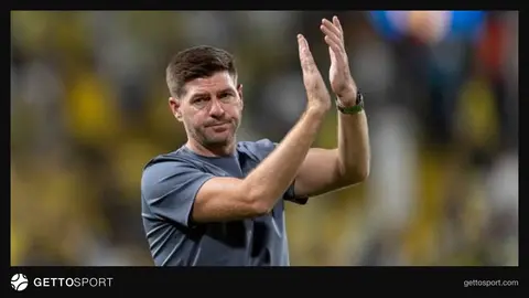 Steven Gerrard proje düşünürken konuşurken fotoğrafı
