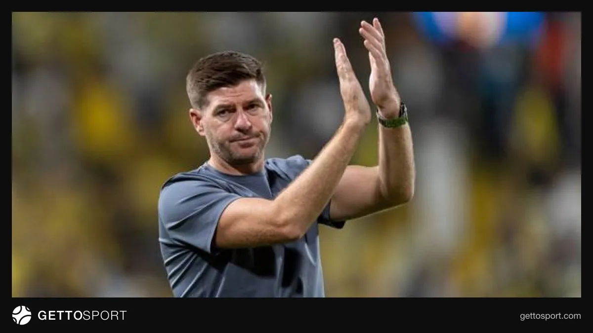 Steven Gerrard proje düşünürken konuşurken fotoğrafı