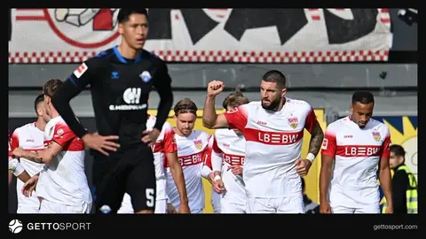 Stuttgart oyuncuları gol sevinci Home Deluxe Arena