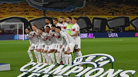 Stuttgart futbolcularının antrenmanda elleriyle kas bölgesini tutarken görüntüsü