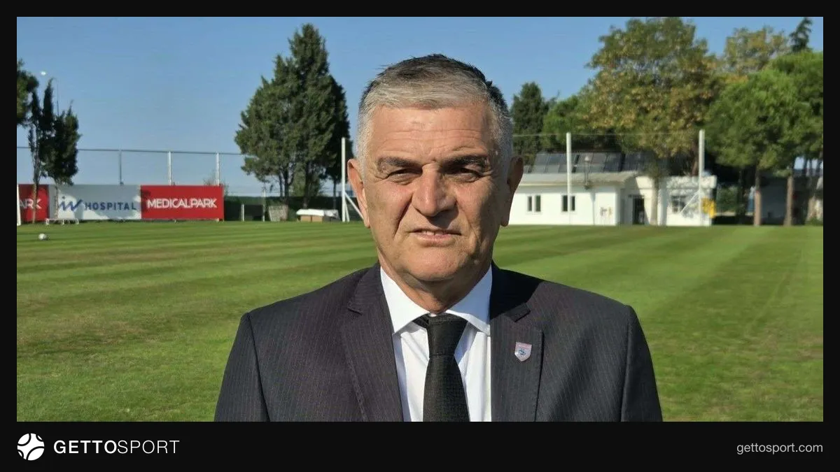 Suat Çakır Nuri Asan Tesisleri'nde basın açıklaması yaparken