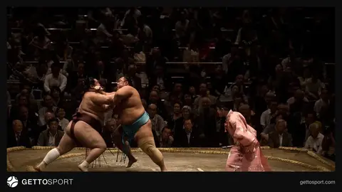 Bakı İdman Sarayında sumo döyüşü — idmançılar dohyo-da yarışır