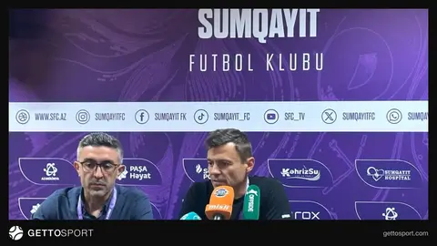 Filipe Kandido mətbuat konfransında, arxa planda Sumqayıt futbolçuları