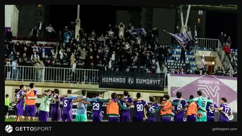 Sumqayıt azarkeşləri futbolçuları alqışlayır və meydançaya çağırır