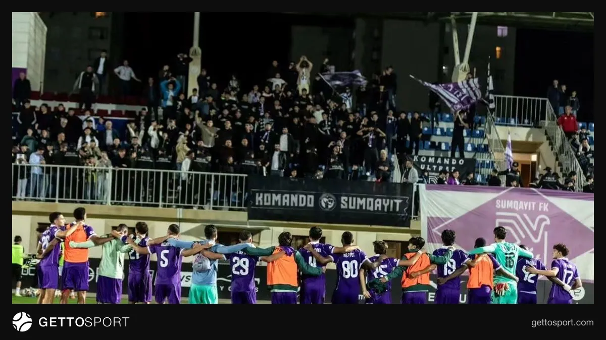 Sumqayıt azarkeşləri futbolçuları alqışlayır və meydançaya çağırır