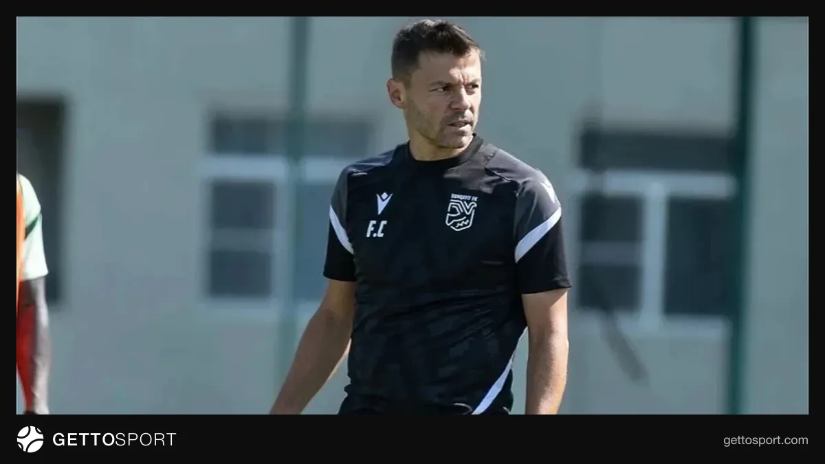 Filipe Kandidu mətbuat konfransında, arxa planda futbol meydanı