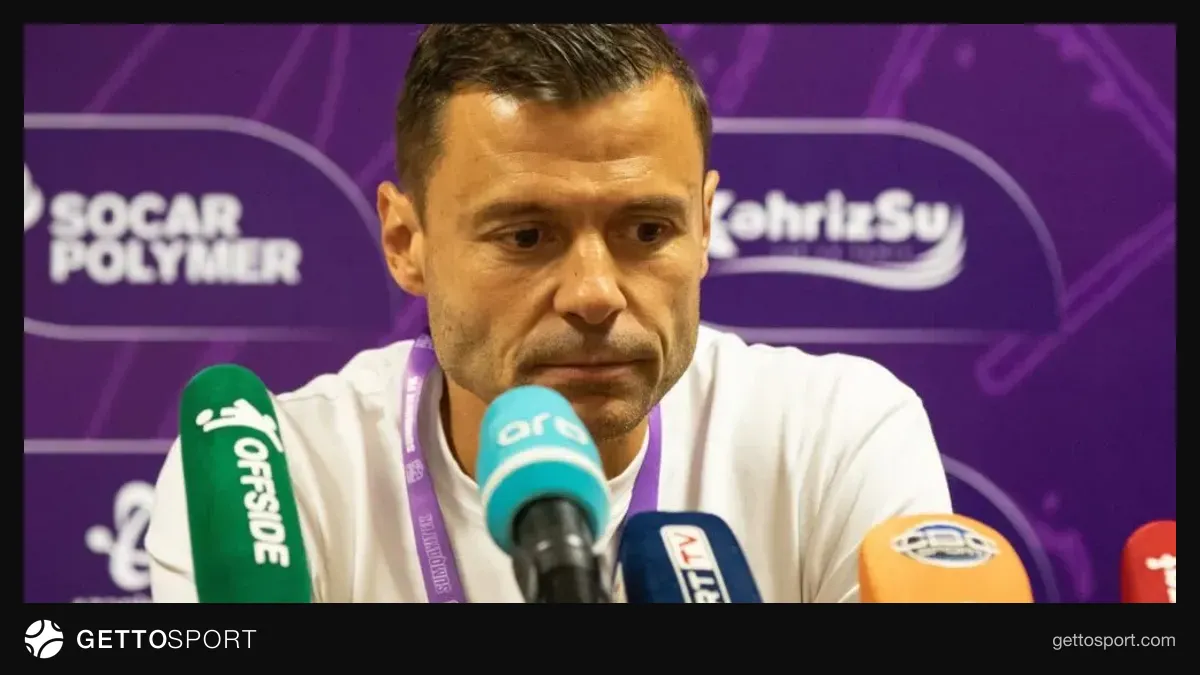 Sumqayıt futbolçuları oyundan sonra bayram edir