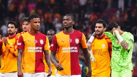 Galatasaray forması giymiş futbolcular sahaya çıkarken stadyum görüntüsü