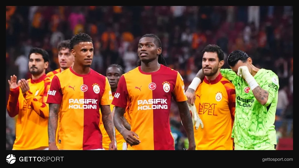 Galatasaray forması giymiş futbolcular sahaya çıkarken stadyum görüntüsü