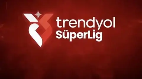 Stadyumda maç anı ve üzerinde şampiyonluk oranları grafiği