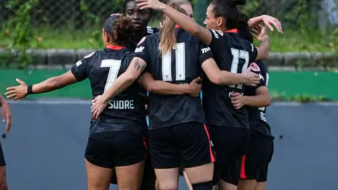Suwen Kadın Futbol Süper Ligi maçından kadın futbolcuların mücadele anı