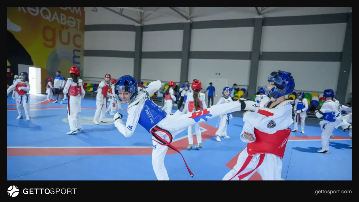Taekvondo üzrə yeniyetmə komanda məşqdə Abşeron Olimpiya İdman Kompleksində