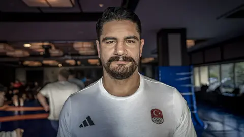 Taha Akgül basın toplantısında konuşurken