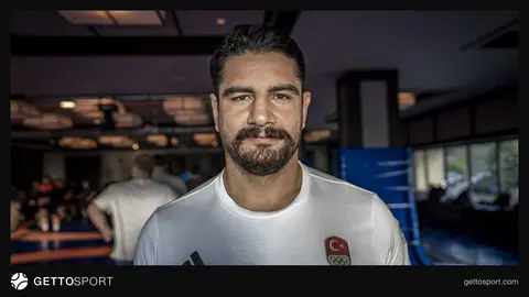 Taha Akgül basın toplantısında konuşurken
