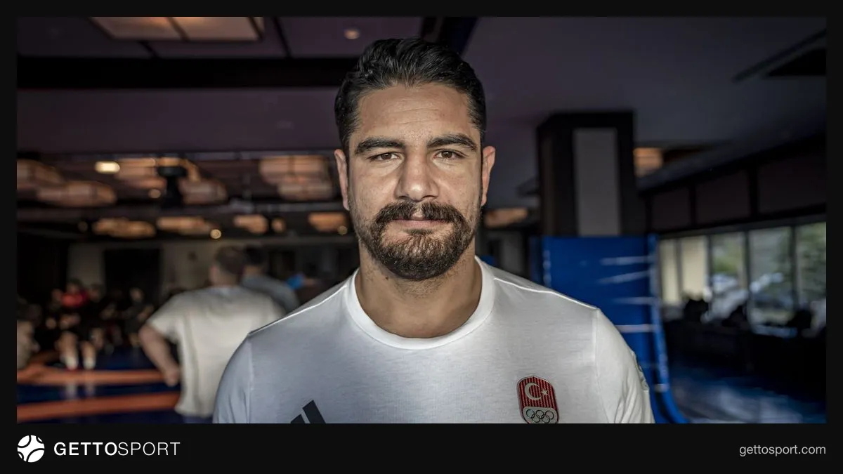 Taha Akgül basın toplantısında konuşurken