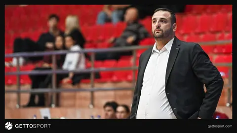 Tahir Baxşıyev mikrofon qarşısında çıxış edir