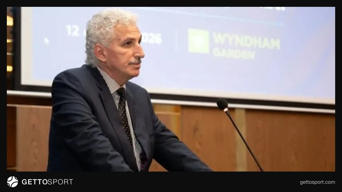 Tahir Süleymanov səhnədə nitq söyləyir, arxa planda AFFA loqosu