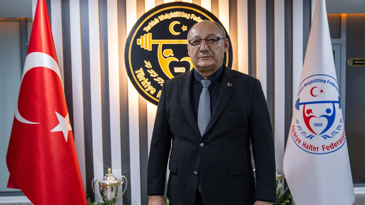 Talat Ünlü basın açıklaması yaparken