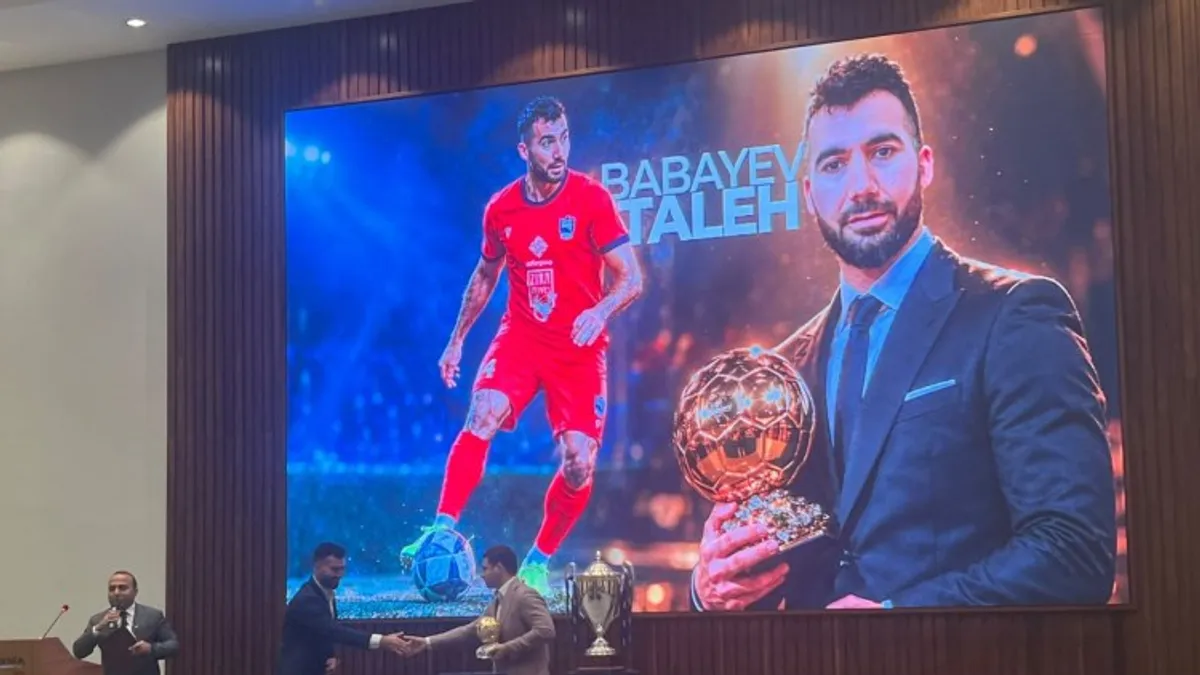 Taleh Babayevə mükafat təqdim edən Orxan Məmmədov