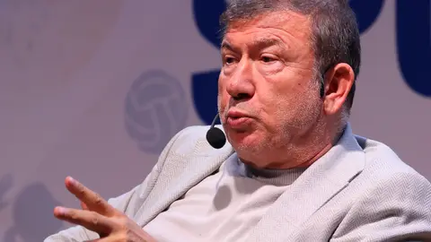 Tanju Çolak konuşurken stüdyo görüntüsü