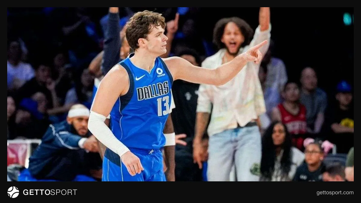 Tarık Biberovic Dallas Mavericks formasıyla maçta top sürüyor