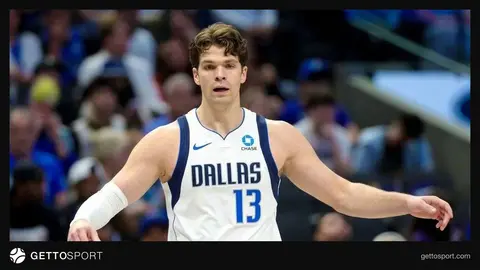 Tarık Biberovic Dallas Mavericks formasıyla top sürüyor