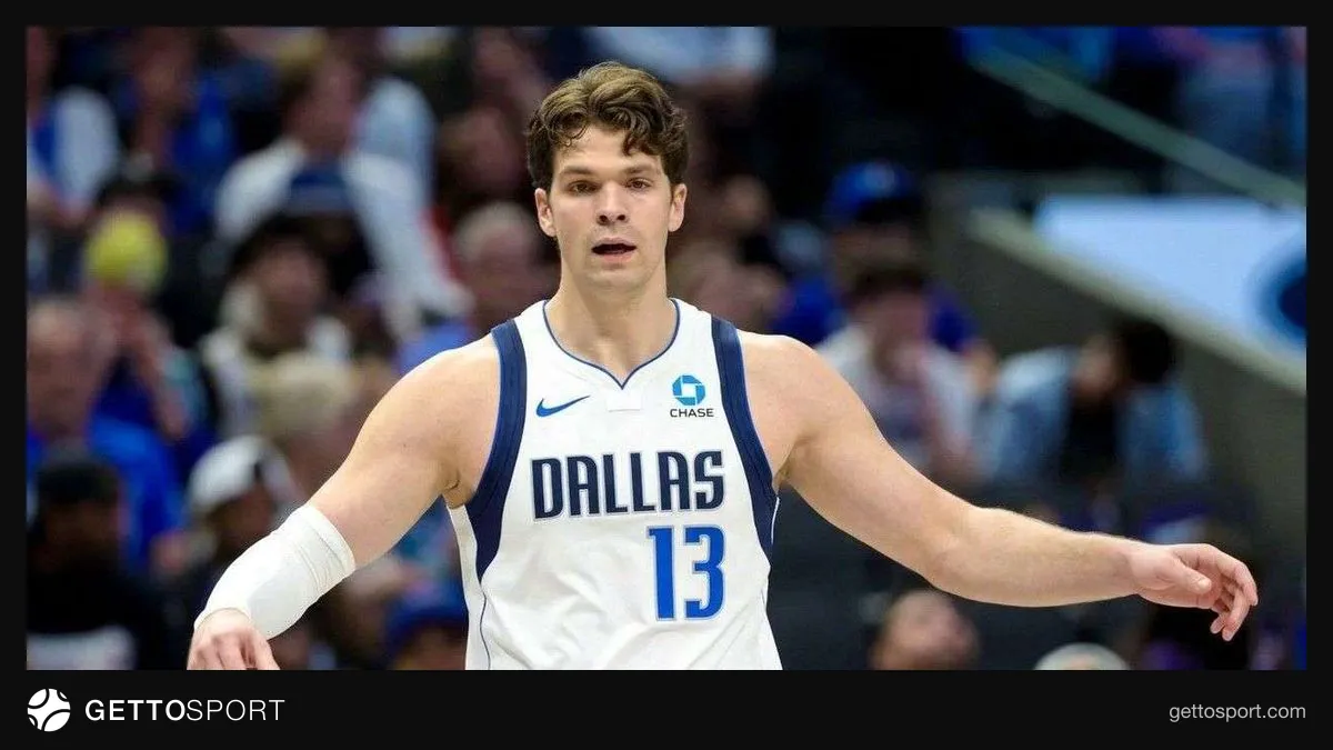 Tarık Biberovic Dallas Mavericks formasıyla top sürüyor