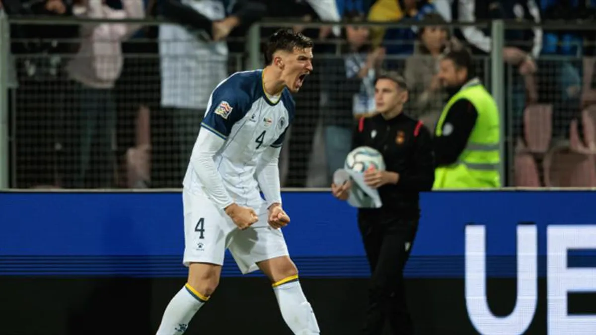 Tarik Muharemovic Leeds United formasıyla top kontrolü yaparken