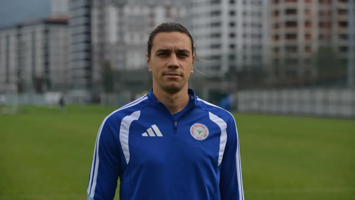 Taylan Antalyalı saha kenarında basın mensuplarına konuşurken