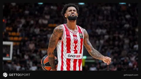 Tayler Dorsi Olimpiakos formasında, üzünə tərəf kamera