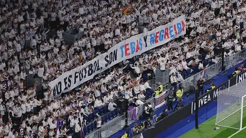 Santyaqo Bernabeu stadionunda banner və tribunadakı azarkeşlər