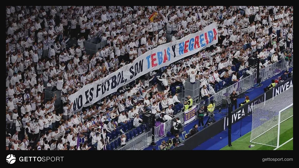 Santyaqo Bernabeu stadionunda banner və tribunadakı azarkeşlər