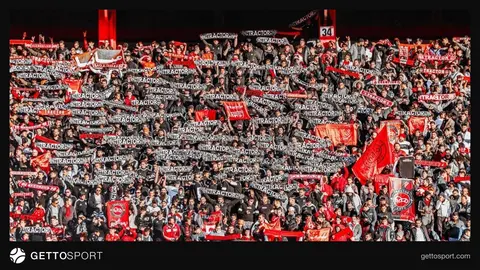 Tebriz Traktör futbolcuları ve kulüp başkanı Muhammed Rıza Zenozi