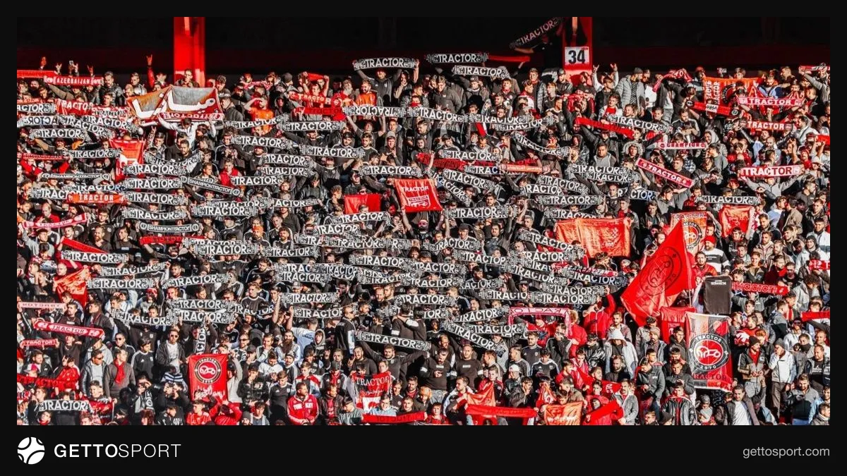 Tebriz Traktör futbolcuları ve kulüp başkanı Muhammed Rıza Zenozi