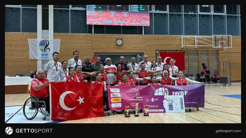 Tekerlekli sandalye basketbol milli takımı sporcuları kutlama yaparken