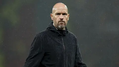 Erik Ten Haq danışarkən mikrofon qarşısında
