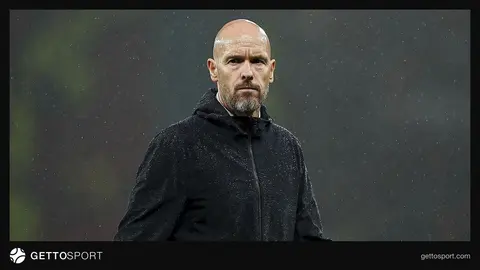 Erik Ten Haq danışarkən mikrofon qarşısında