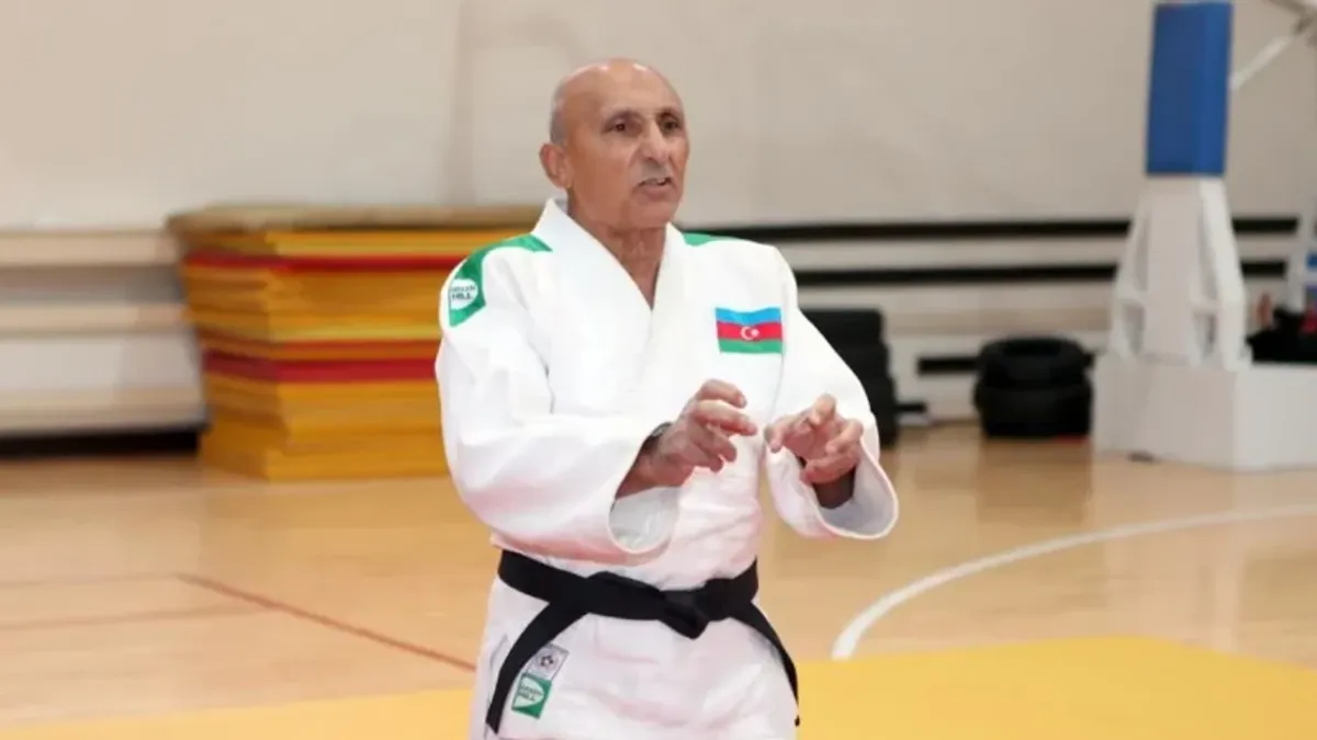 Tərlan Həsənov zalda məşqçi kimi danışarkən