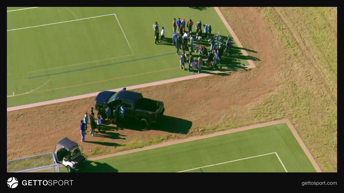 Texasda futbol matçı yaxınlığında pikap və polis maşınları