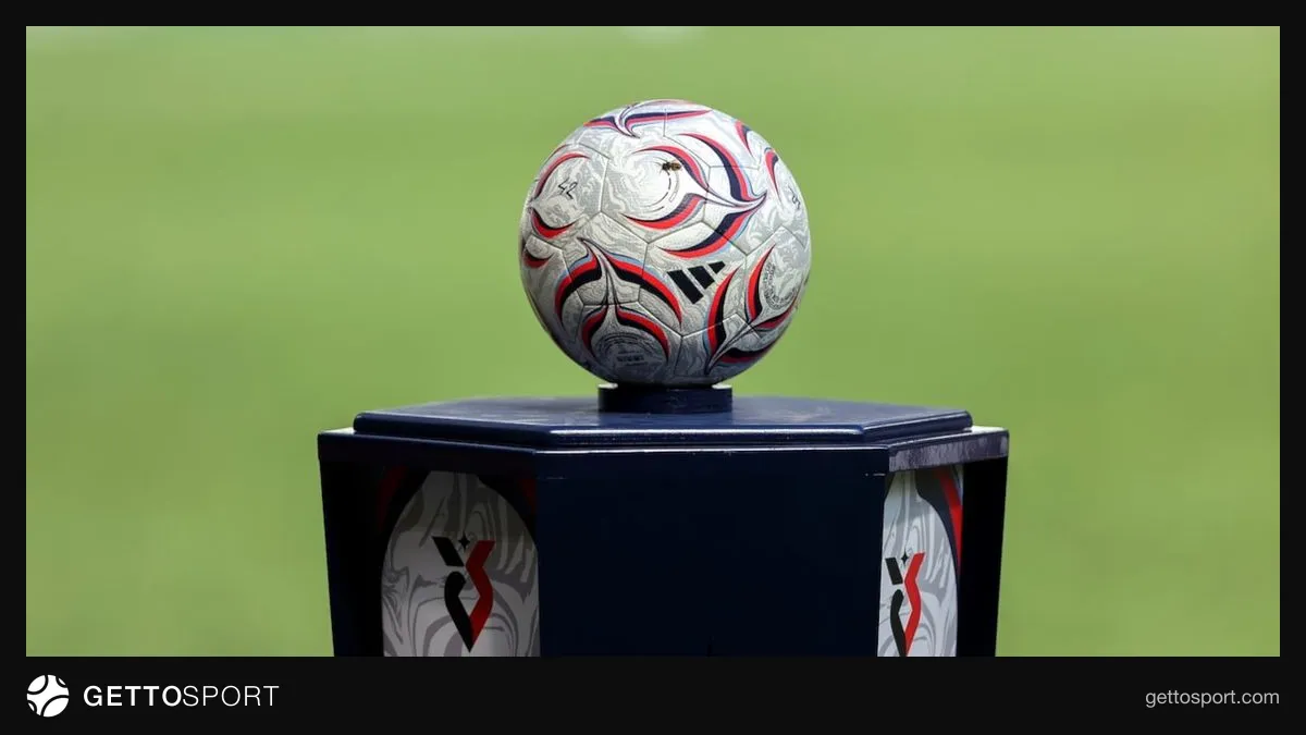 Yağmur altında su birikmiş futbol sahası ve sulanmış çim