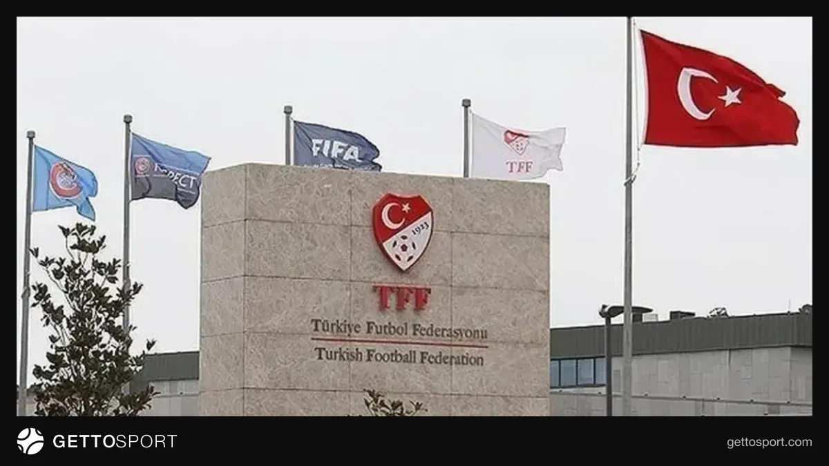 Stadyumda saygı duruşunda bulunan futbolcular ve tribünler