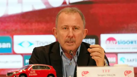 TFF logosu ve Sergen Yalçın'ın takım antrenmanında konuştuğu an